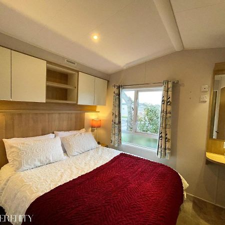 Lovely Holiday Home At Lyons Caravan Park! Prestatyn Kültér fotó